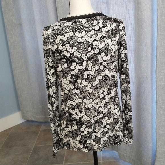 CLERANCE!Ellen Tracy PJ top, v neck, lace trim NWT - Picture 3 of 5